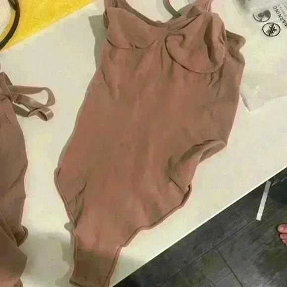 SKIMS Adjustable Straps Seamless Sculpt Compression Thong Bodysuit Size… - Picture 5 of 8